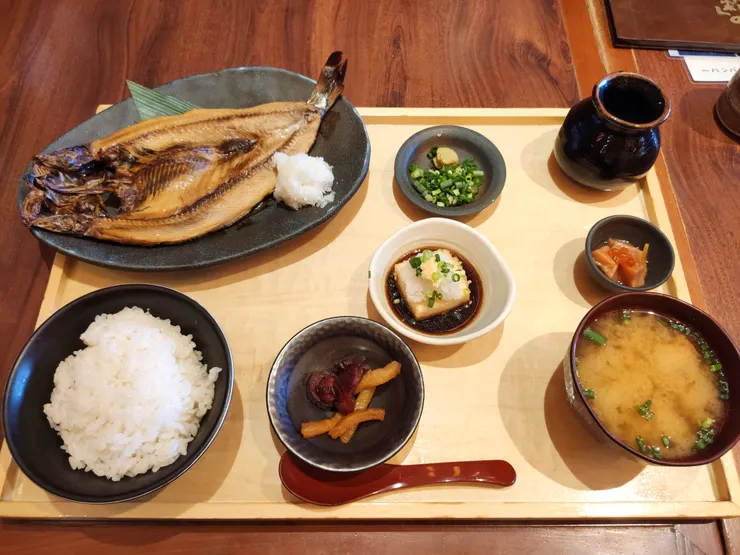 不知道是什麼魚的定食，魚刺很多