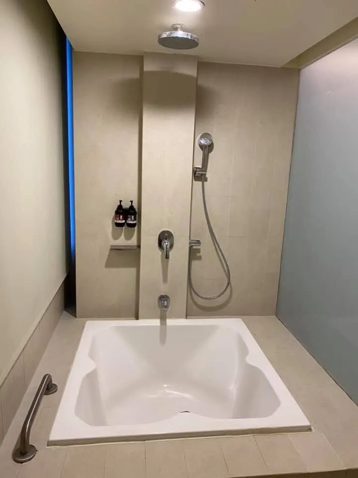 說實在，這個浴缸設計，我沒有覺得很安全！請務必注意安全‼️