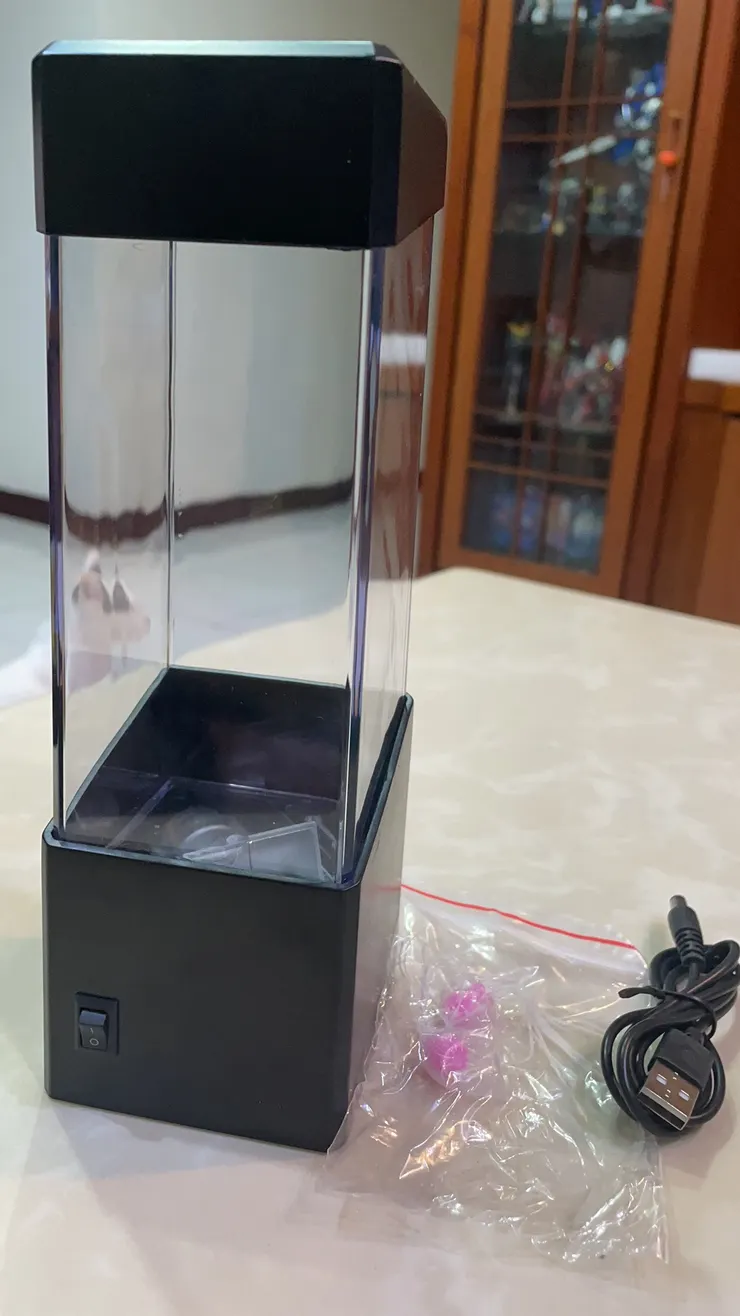 附上專用的電源線以及水母