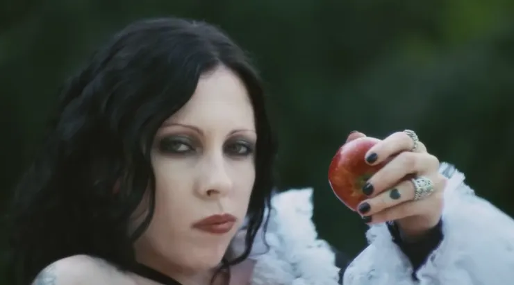 蘋果象徵著惡魔的果實，以及愛戀中的禁果。(圖片來源:MV截圖)