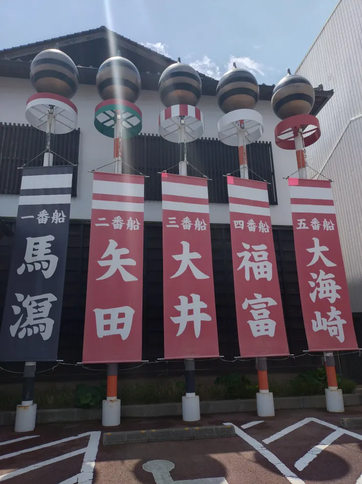 門口展示的五大船的旗子