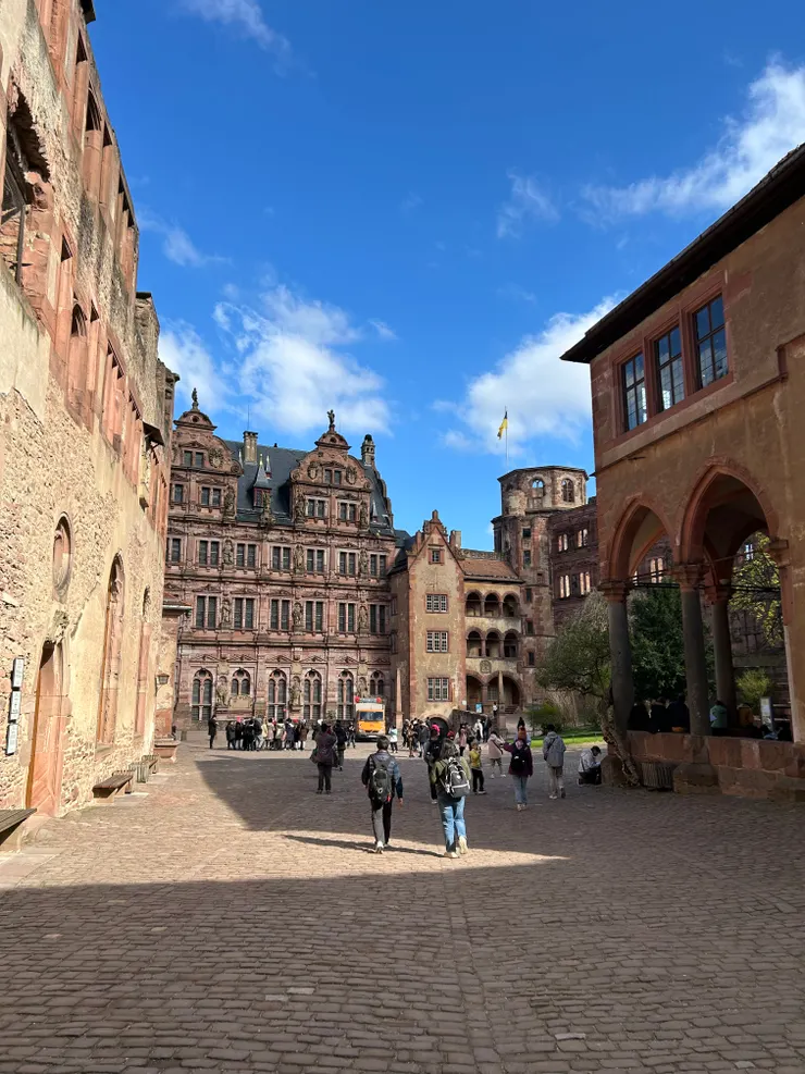 正前方為斐德烈翼樓、右前方為海德城堡遺跡