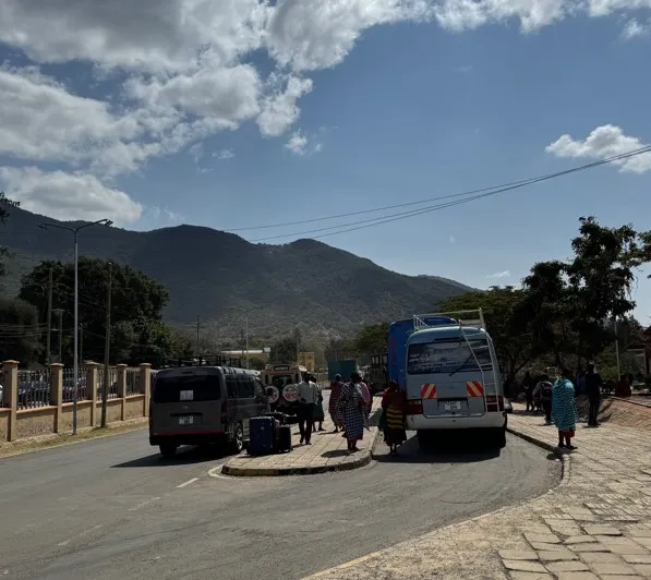 兜售的婦女圍繞著所有過境的巴士，他們三顧茅廬後有些人是會知難而退的