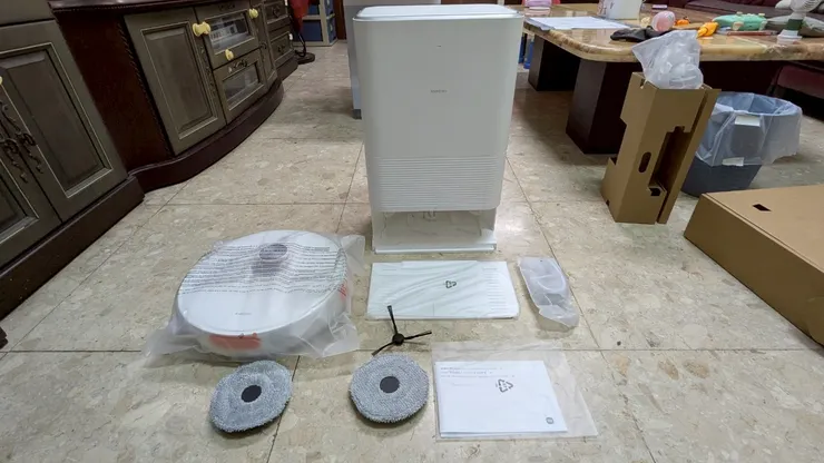 主機,充電集塵站,還有備品
