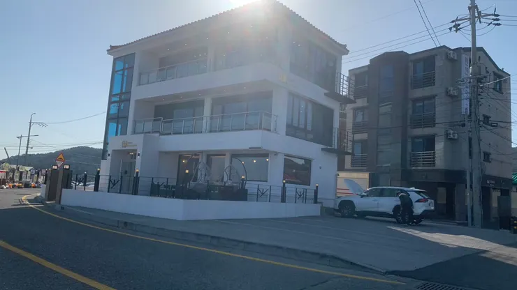 海岸線有不少咖啡廳。