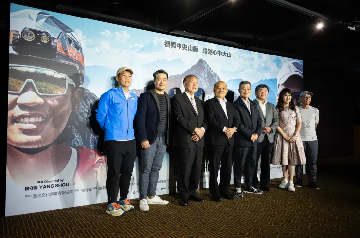 左起周青、楊守義導演、合正機械蕭義明總裁、前行政院長蘇貞昌、前副總統蕭萬長、前衛福部長陳時中、監製廖筱君、古明政
