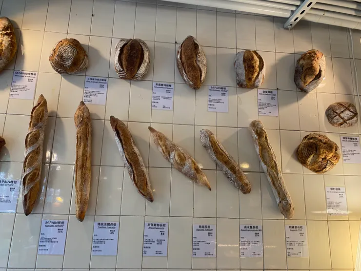 買了當地有名的好吃麵包與朋友分享，不知當年在這裡一起享用下午茶的朋友們可安好