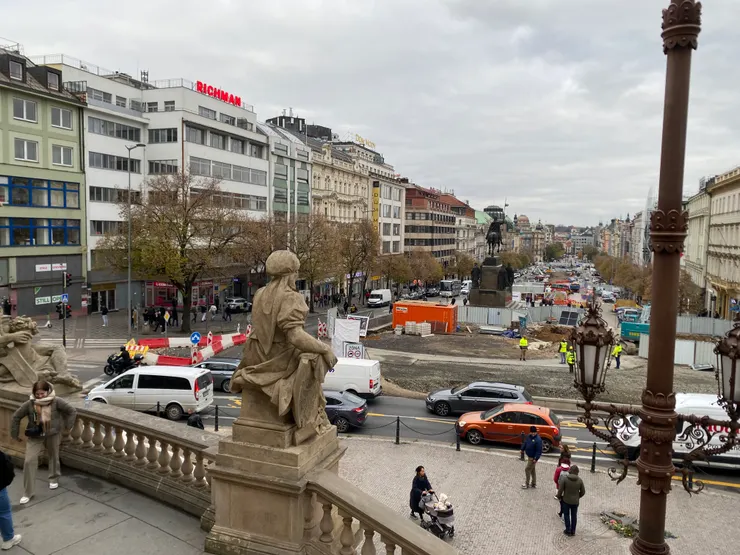 ▲捷克國家博物館前的瓦茨拉夫廣場，廣場為狹長形，兩側有些飯店、餐飲店、書店和服飾店…等。