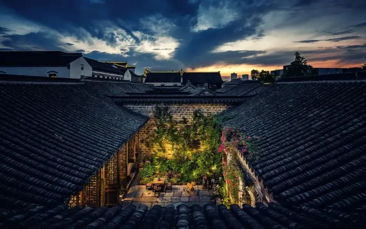 夜晚漫步在明城牆下，彷彿時光靜止般，歲月靜好