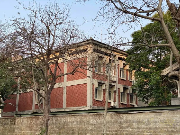 小椰林大道，使用紅磚及混凝土的女生第九宿舍（1966）