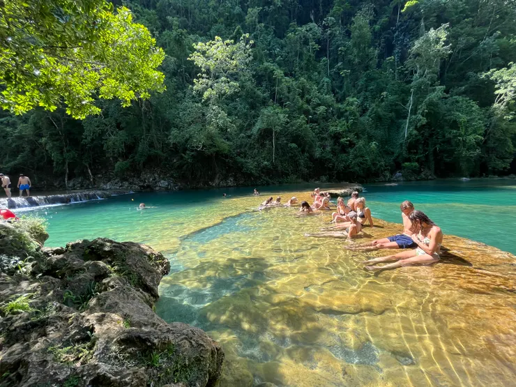 池邊曬太陽的人們