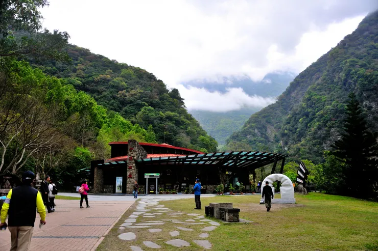 【才過午周圍群峰霧嵐起落!走伊達斯步道往山月吊橋。】