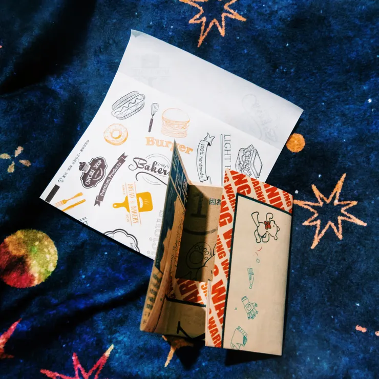 小報裡偷渡“書”