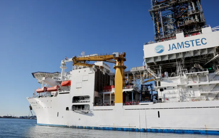 日本為了開採推測埋藏於專屬經濟海域南鳥島附近海底的稀土，於12日派遣深海探測船前往當地。圖為日本海洋研究開發機構 JAMSTEC 運作的探測船地球號。路透社