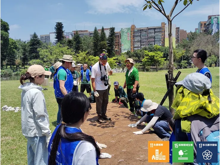 德鴻老師親自「驗收」其中一組夥伴們搭組浮島的穩固性