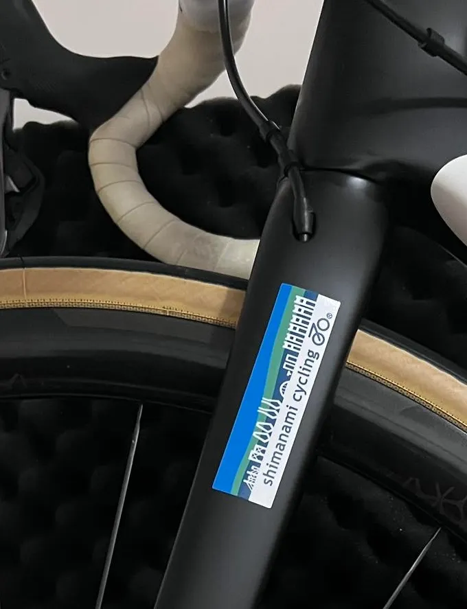 買了一張貼紙，作為此行的紀念。感謝大人貢獻愛車當model