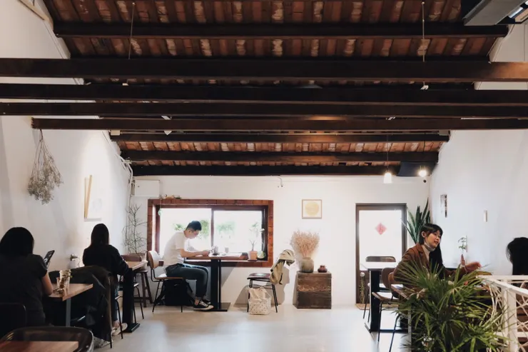 位於二樓的窗邊座位：）