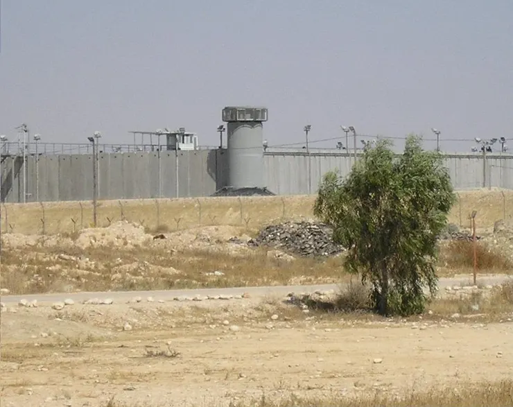 內格夫沙漠中的 Ktzi'ot Prison ( photo by יוסי הראשון, CC BY-SA 3.0)