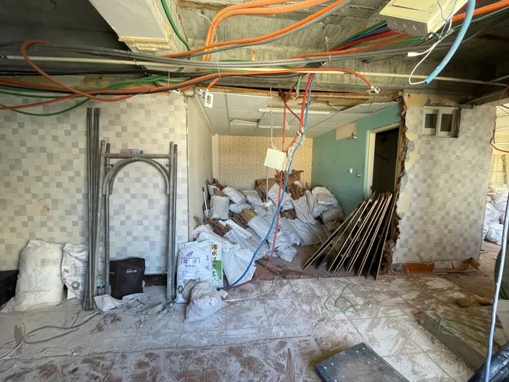 不易處理的壁紙牆面，壁紙後面還有一層壁紙