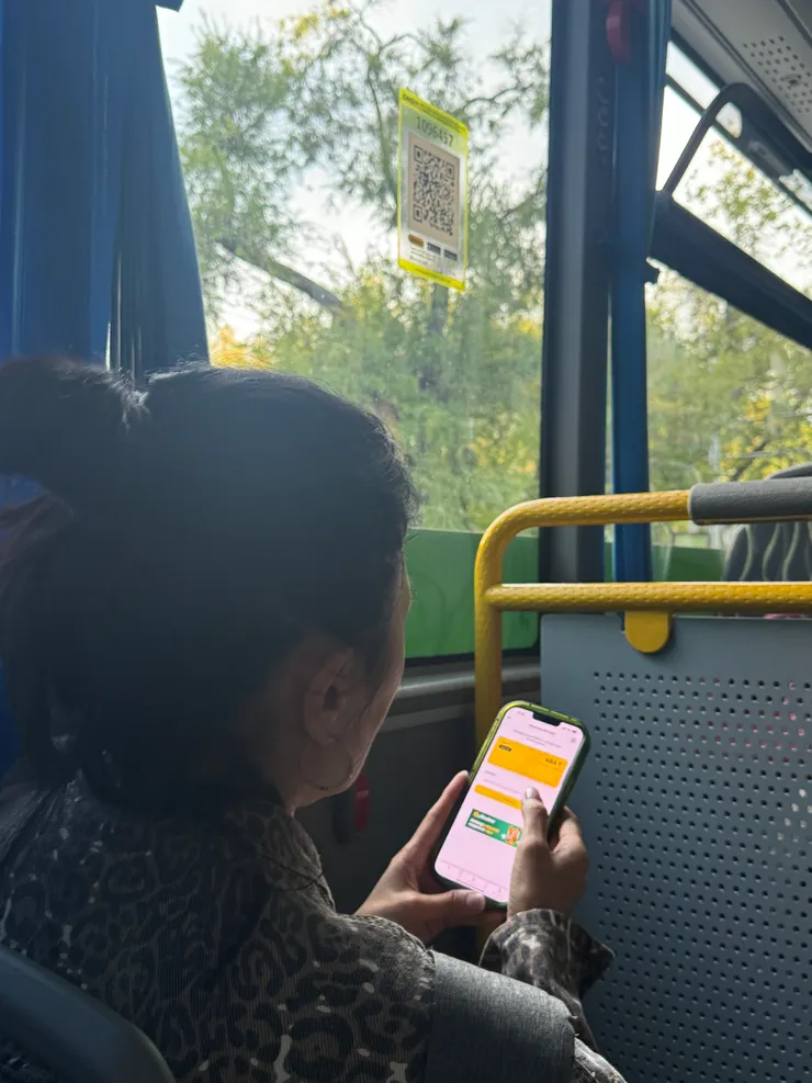 可以用貼在車子玻璃上的QR code付公車錢，但要先註冊