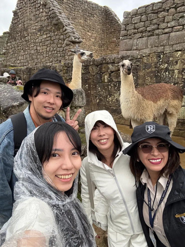 導遊說這是我們的一日家庭照