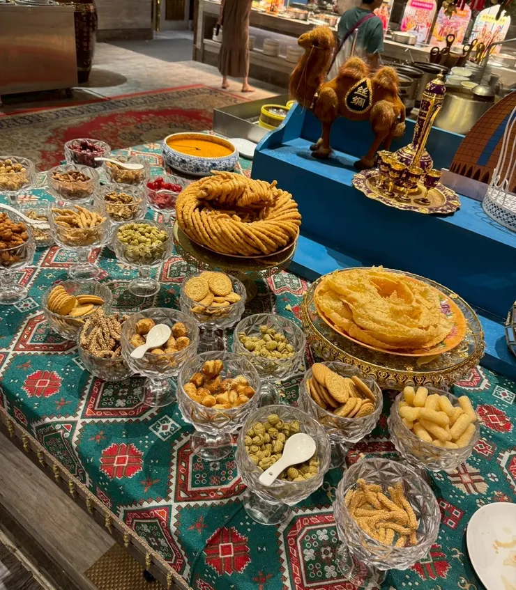 著名的網紅冰店，好多料可無限量任意加在冰淇淋上，新疆盛產堅果和果乾，是我的最愛，還有很多各式的餅乾呢！