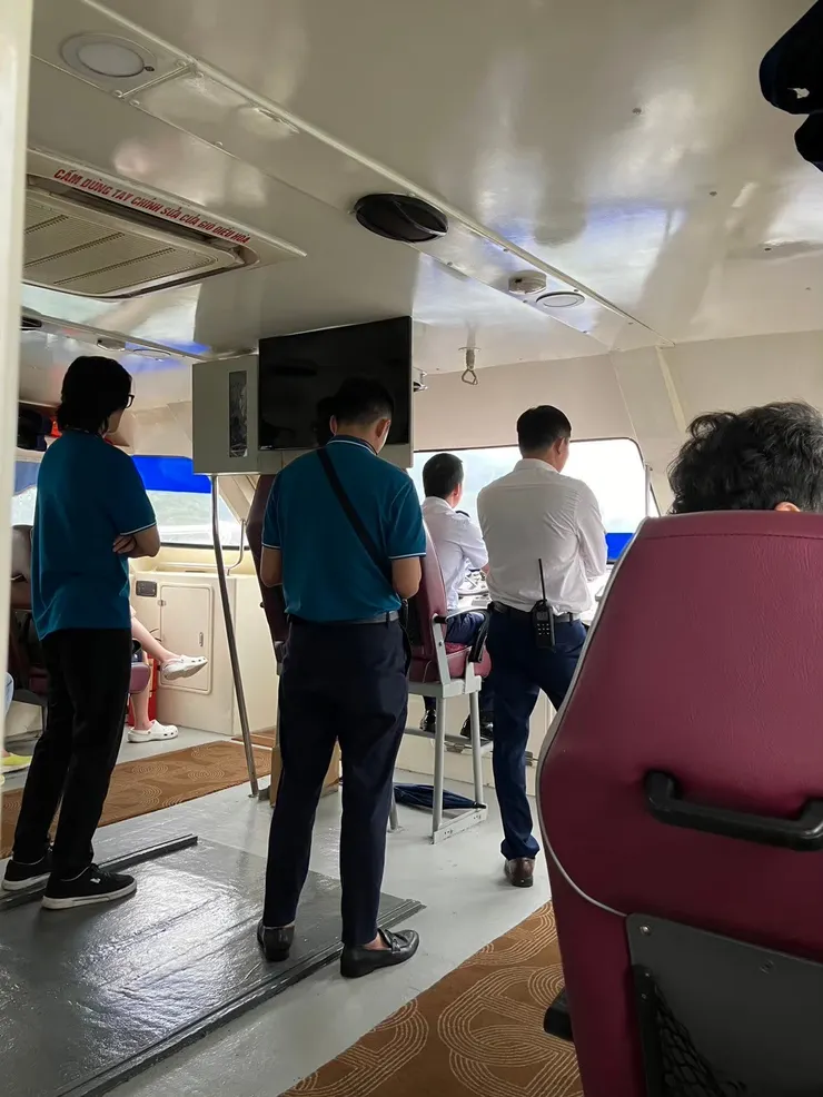 揹小蜜蜂的就是Sky，他們站在一起很像什麼三大護法