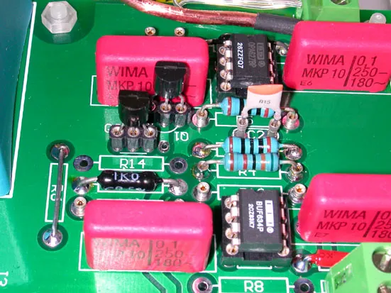 PCB 上的 Q1 與 Q2 原來是規劃使用 2SK30A，在我的製作上 Q1 使用 2SK40，Q2 使用 2N5485，  2SK30A 與 2SK40 腳位完全一樣，若 Q2 使用 2N5485，則需反裝，但前提是 R6 必須短路，請讀者對照前一頁的晶體接腳圖。為了方變更換零件或日後變更設定，我把可能的零件都焊上 pin 座，省得把零件拆上拆下的