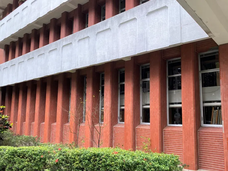 ㄇ字帶45度轉角的造型，勾勒出華人味道的符號感