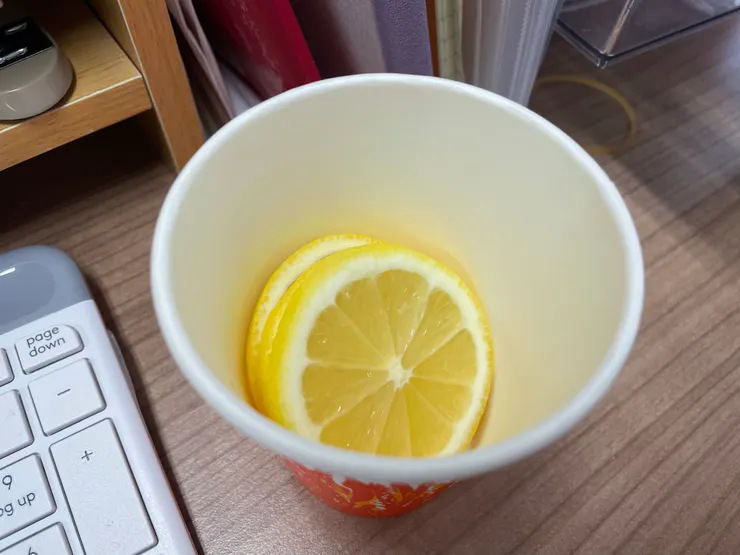 「Pantry哥哥」拿來了一杯三片的檸檬片。（作者拍攝）