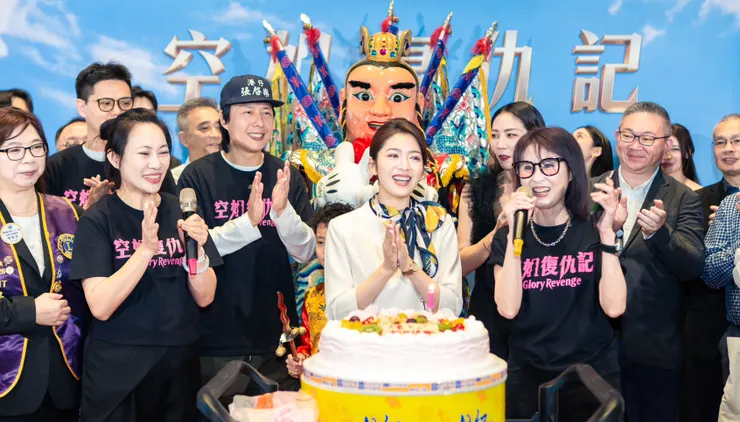 《空姐復仇記》主創團隊今日貼心為片中飾演空姐的劉倩妏慶生