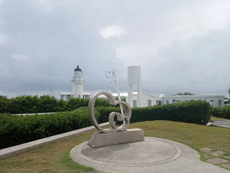 當日適逢颱風接近，天氣時雨時晴