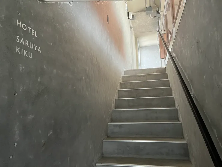 二樓上去是青年旅館。