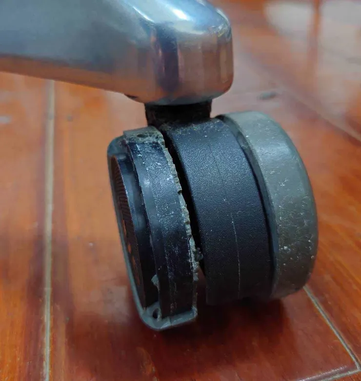 人體工學椅PU輪損壞