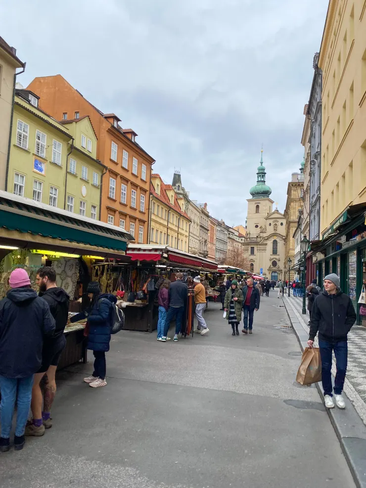 ▲「哈維爾市集」建於西元1232年，距今將近有800年的歷史，是布拉格老城區唯一保存完好的市集廣場，主要販售各式蔬菜水果和紀念品。