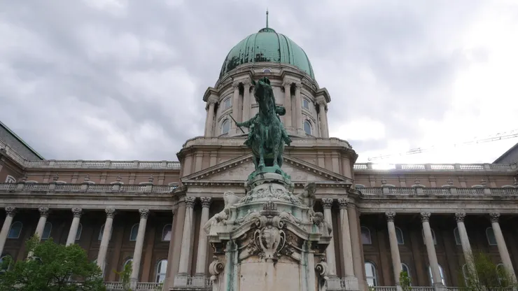 大到畫面塞不進去的布達城堡