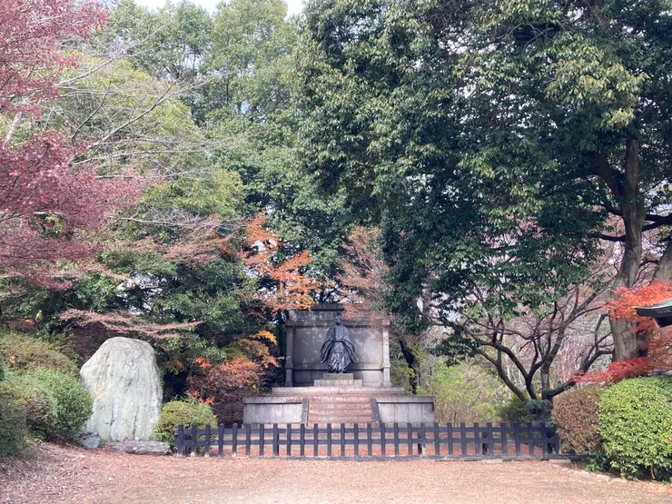 金刀比羅宮宮司—琴陵宥常銅像