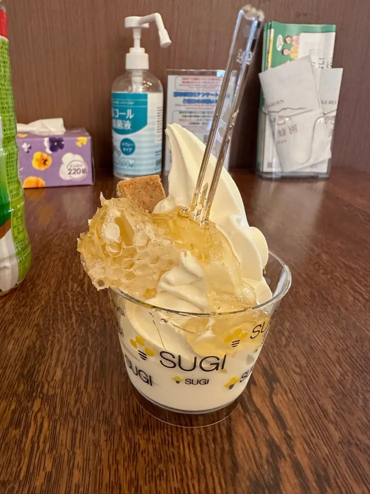 天氣實在太熱,決定來吃一杯杉養蜂園的蜂巢蜜霜淇淋。