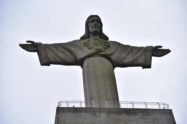 擺出"神愛世人、回歸主的懷抱吧！"姿勢的耶穌XD