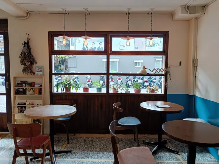 當天我選了靠窗的角落位子