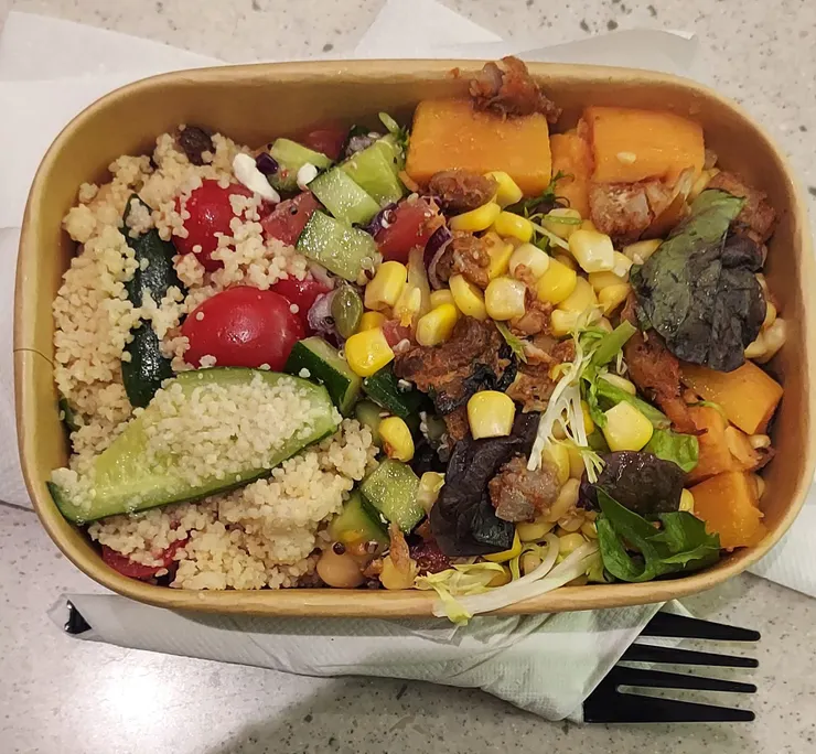 「在 101 B1美食街的選擇：這份 199 元的三色沙拉，是我對抗職場多巴胺成癮、投資身體績效的無聲行動。」