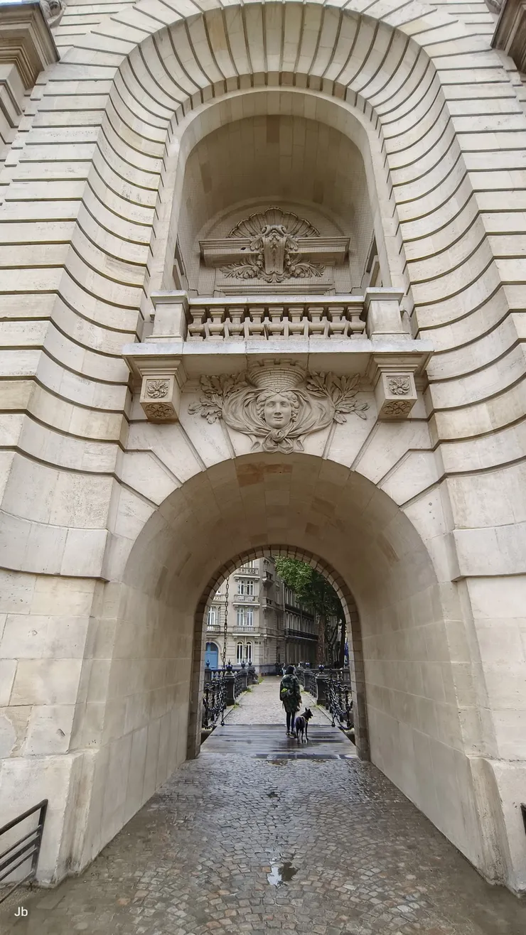 【穿過巴黎門】