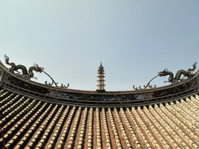 屋脊上交趾陶及剪黏工藝（圖片截圖於網路）