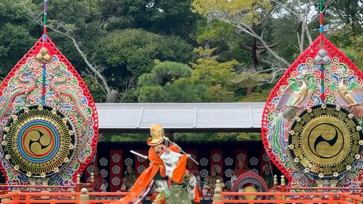 從舞台背後的兩個鼓的裝飾可以看的出來陰陽的邏輯