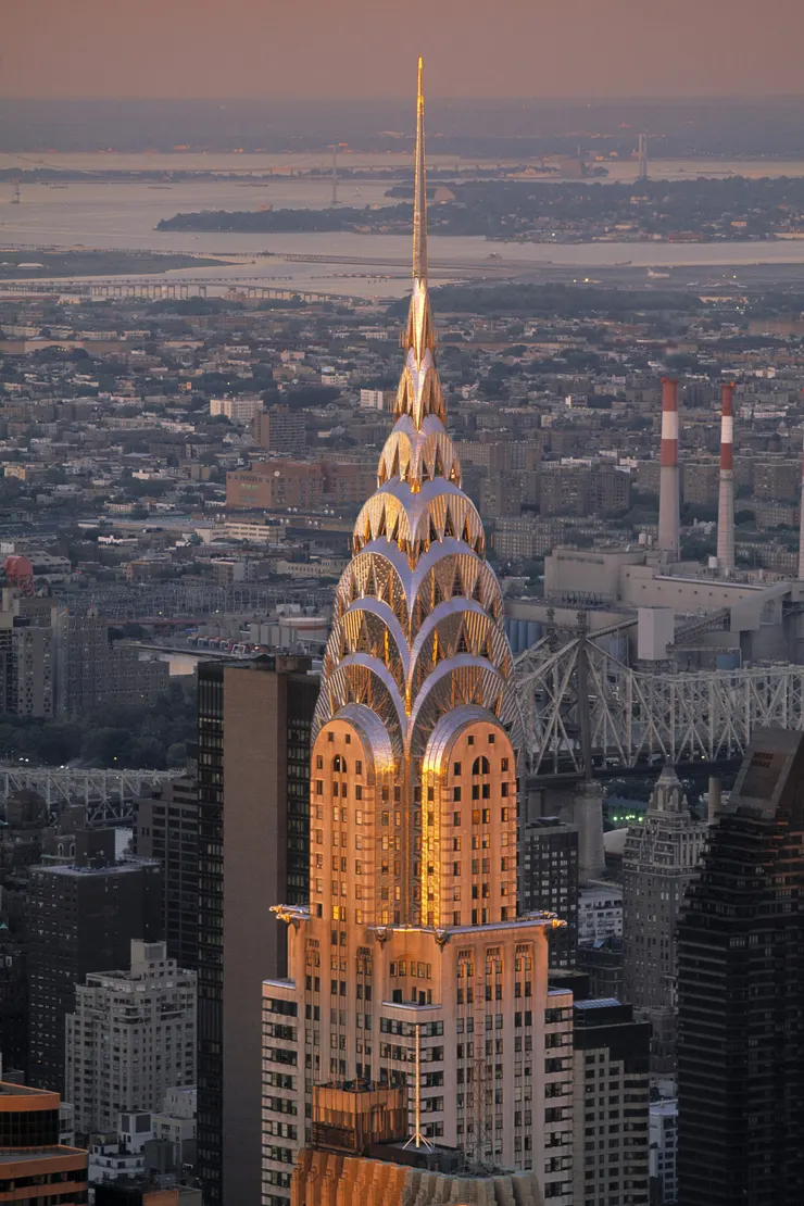 紐約克萊斯勒大廈（Chrysler Building）是一座 Art Deco 裝飾風藝術風格的摩天大樓。