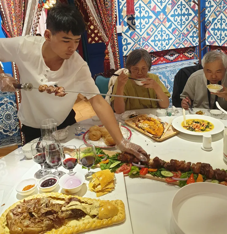 擺盤羊肉串 大部分羊肉串都是一人份，這家餐廳的羊肉串由服務員取下，擺盤放在充滿蔬果的長餐盤上，光是視覺看起來就美味極了！