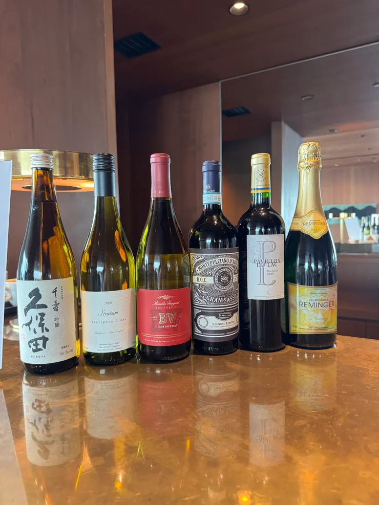 吧檯上的各種酒