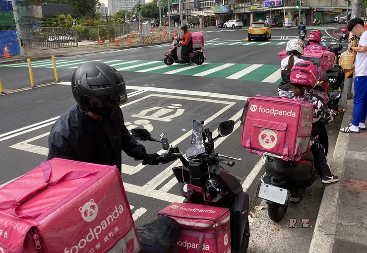 現在有外送業,學生可多樣選擇,父母也輕鬆 ([陳傳義]拍攝)