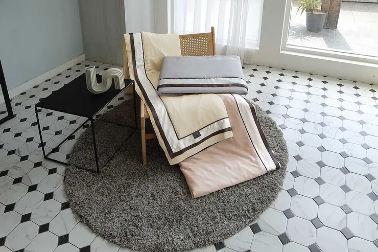 圖說：Bossa絲光柔蘊涼被，從內到外添加桑蠶絲，柔軟包覆每一吋肌膚，週年慶特價5折。（圖／日比家族）