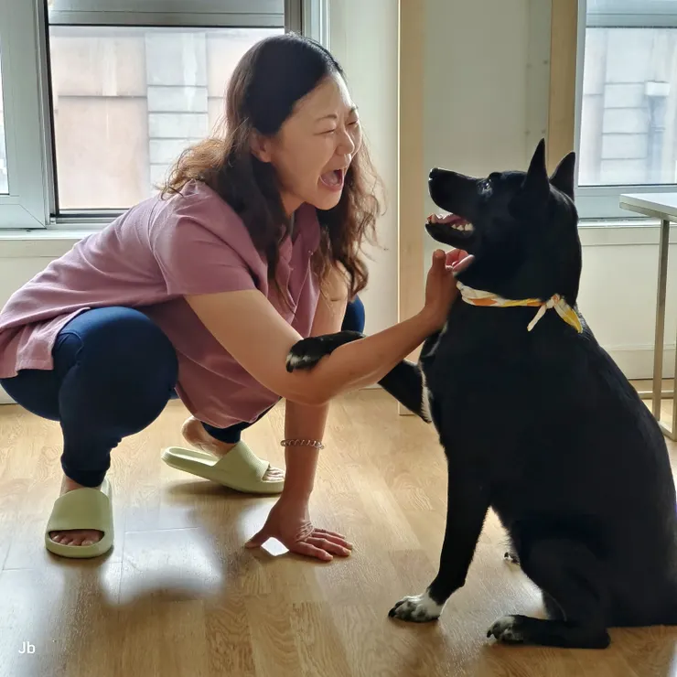 【在怡青家小憩，聽她說訓狗經，不過這張照片倒像阿肥在訓練她。】